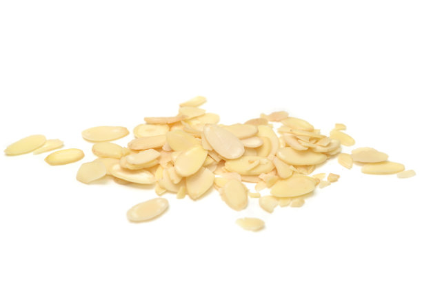 白色背景上的杏仁片图片下载