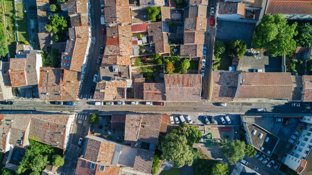 从上面鸟瞰住宅区的屋顶和街道，古老的中世纪城镇背景，法国图片下载