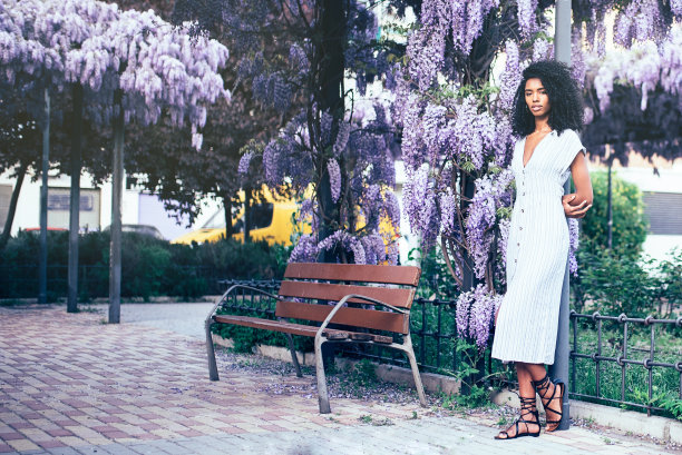 年轻的黑人妇女被鲜花包围着图片下载