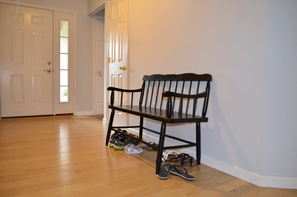 有长凳和鞋子的家入口图片下载