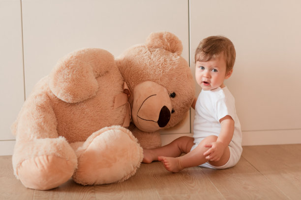 可爱的小男孩和大泰迪熊图片下载