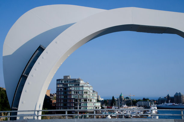 不列颠哥伦比亚省维多利亚市内港的约翰逊街大桥图片下载