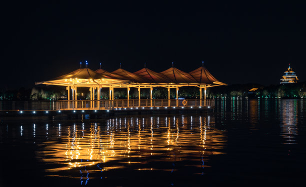 夜晚有码头的海滨城市景观图片下载