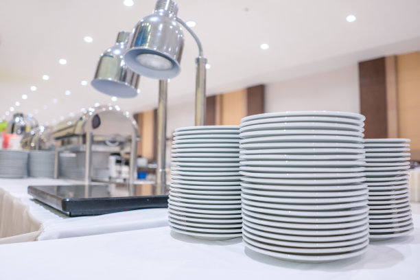 宴席上宴会用的一套餐具图片下载