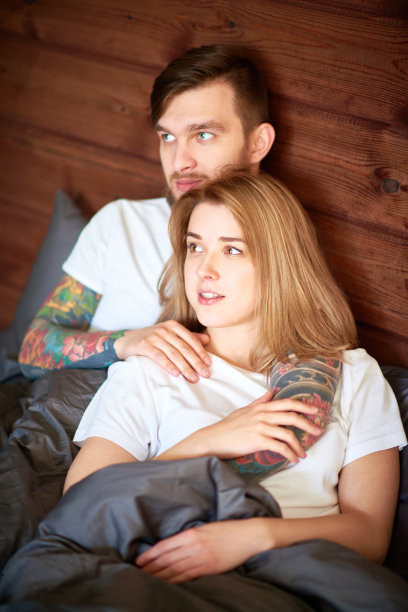 在家里休息的多情情侣图片下载