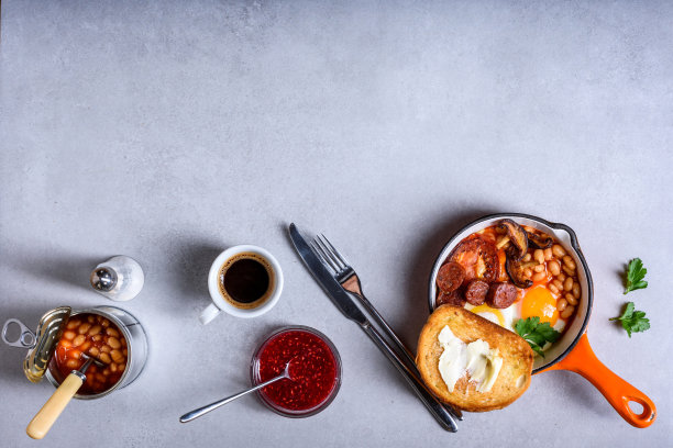 餐桌上的传统英国早餐有鸡蛋、咖啡和烤面包。图片下载