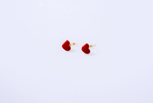 白色背景上的心形耳环图片下载