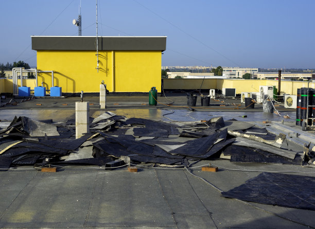 太阳能防水改造。除去沥青护套并储存，以运送到废物处图片下载