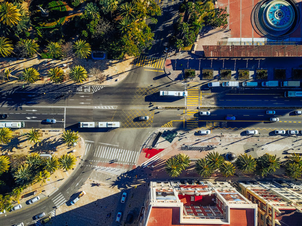 从空中俯瞰城市街道。图片下载
