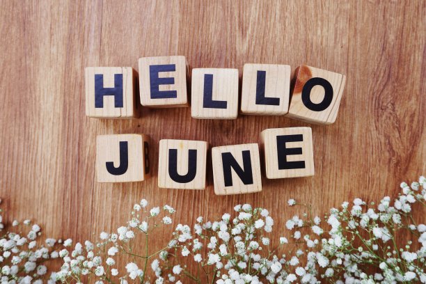 六月字母木制的背景图片下载