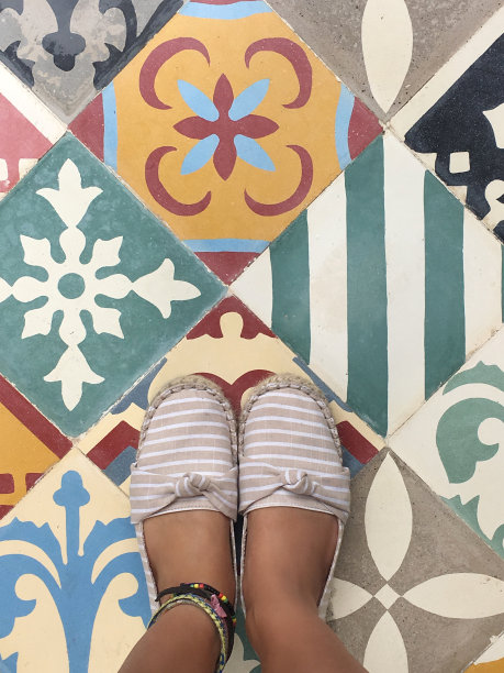 脚与鞋在艺术图案马赛克瓷砖地板上自拍，俯视图时尚照片自拍图片下载