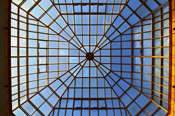 屋顶由玻璃和铁制成图片下载