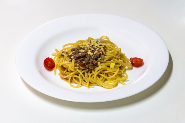 美味的意大利面配樱桃番茄图片下载