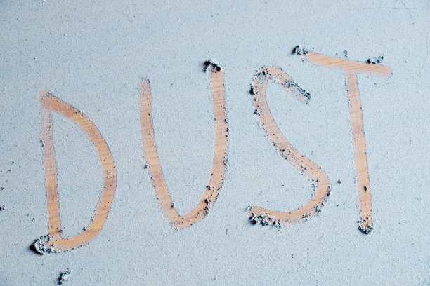 表面有一层厚厚的灰尘，并用手指在上面写了一个“灰尘”字图片下载