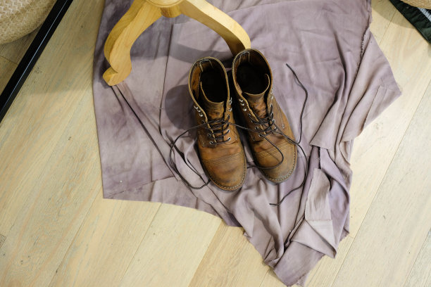 高跟鞋穿在木地板上的织物上图片下载