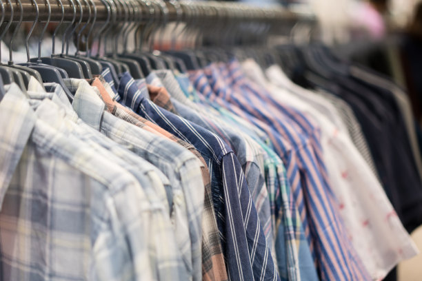 在t恤零售店里挂着一排五颜六色的t恤。图片下载