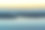 宽阔的河流在浓雾中沿着河岸流着森林。早蓝的天空倒映在水中。在如画的黎明前天空中的黄色辉光。绚丽多彩的早晨，神秘大气的自然景观，雄伟壮观图片下载