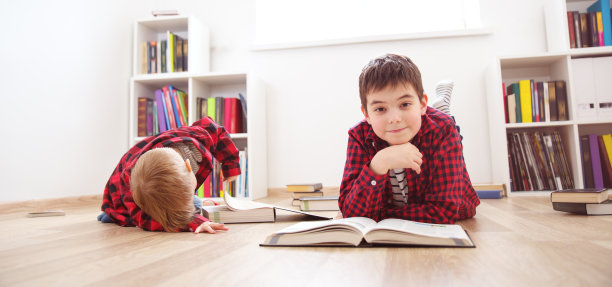 三岁的孩子坐在家里的书中间图片下载