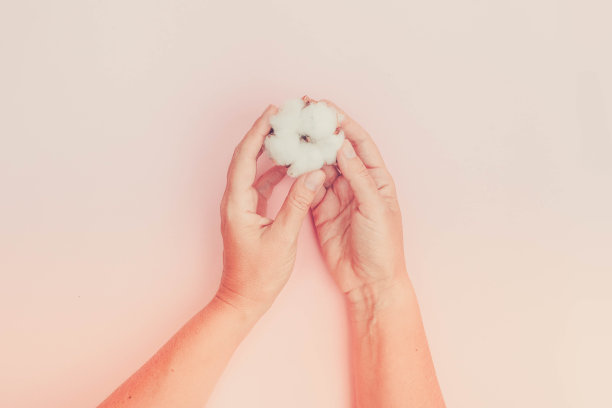 手拿着生棉签图片下载