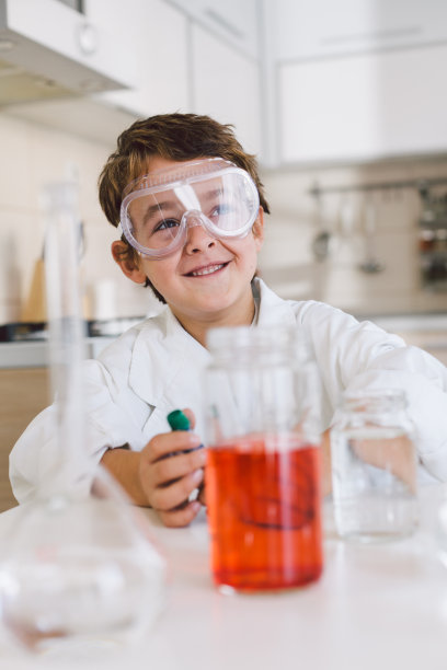 男孩在家做科学图片下载