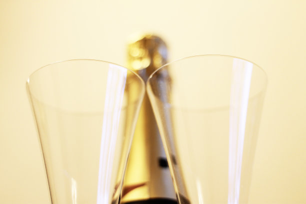 一瓶香波和一副眼镜图片下载