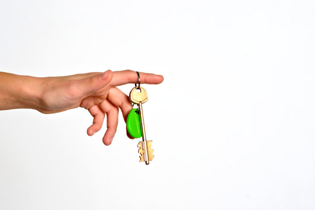 手给予键孤立的白色背景图片下载