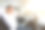 放松的男人坐在自动驾驶汽车里素材图片