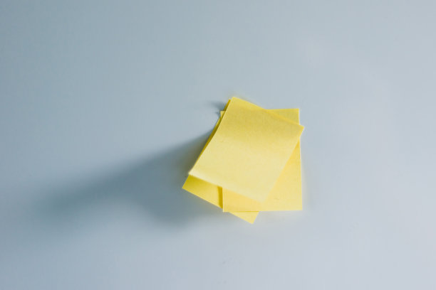 白色冰箱上贴着很多没有题词的空白黄色贴纸。图片下载