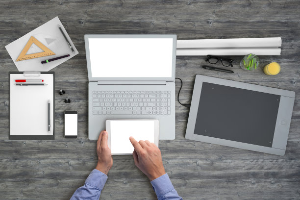 建筑师手持平板电脑俯视商务模板图片下载