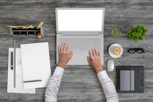 建筑师在一台笔记本电脑上工作图片下载