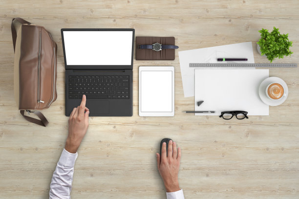 一个人在用笔记本电脑做俯视图图片下载