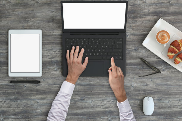 一个人在用笔记本电脑做俯视图图片下载