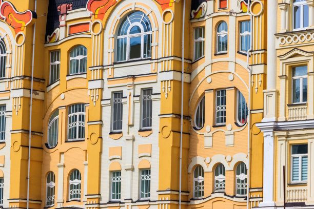 立面的现代多层建筑在古典风格的特写图片下载