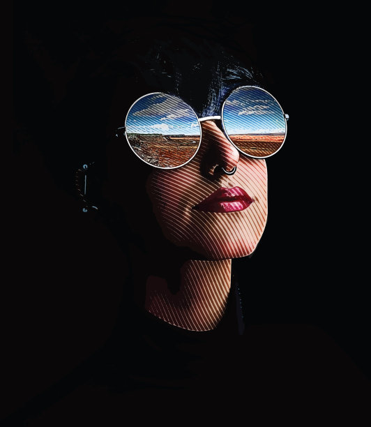 女士、太阳镜与盐渍洼地反射的多重曝光图片下载