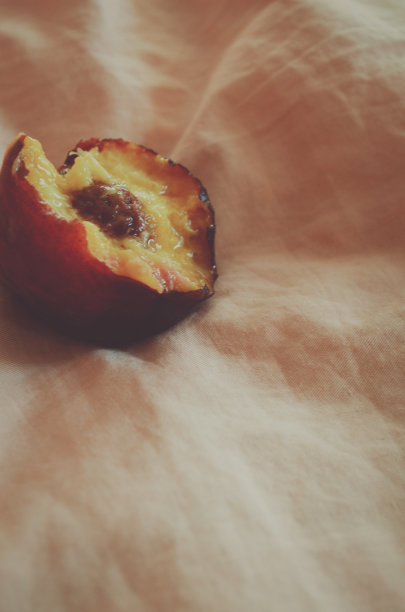 多汁的桃子靠近粉红色的床单背景图片下载