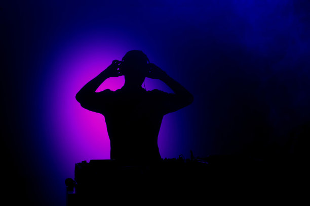 DJ在印度浦那的一个派对上演奏音乐图片下载