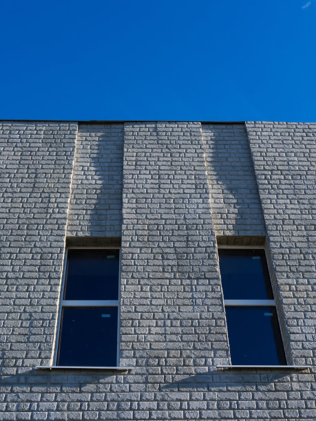 砖混混凝土墙上有两扇狭窄的窗户图片下载