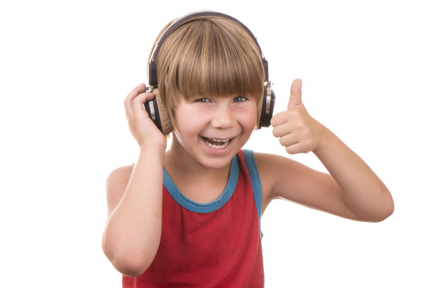 戴耳机的可爱男孩图片下载