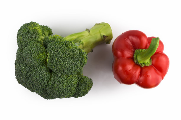 白色背景上的红辣椒和西兰花，俯视图图片下载