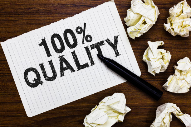 显示100质量的文字标志。概念照片保证纯净和无有害化学物质顶级标记在笔记本上皱巴巴的纸，撕破的页几次尝试错误。图片下载