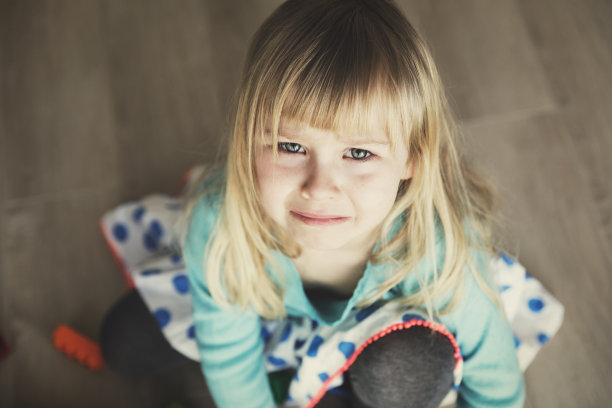 伤心哭泣的孩子，疼痛，压力图片下载