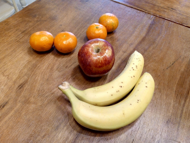 水果在桌子上图片下载