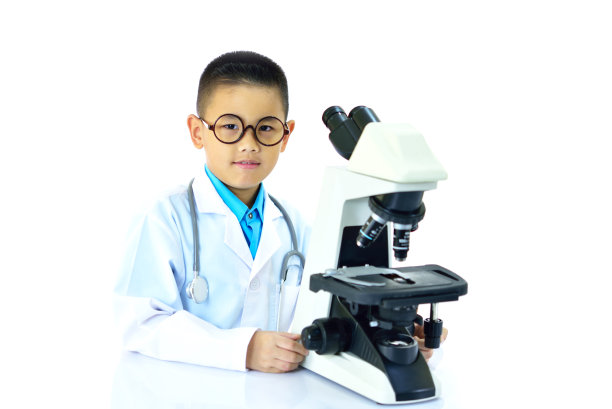 年轻的亚洲医生用显微镜图片下载