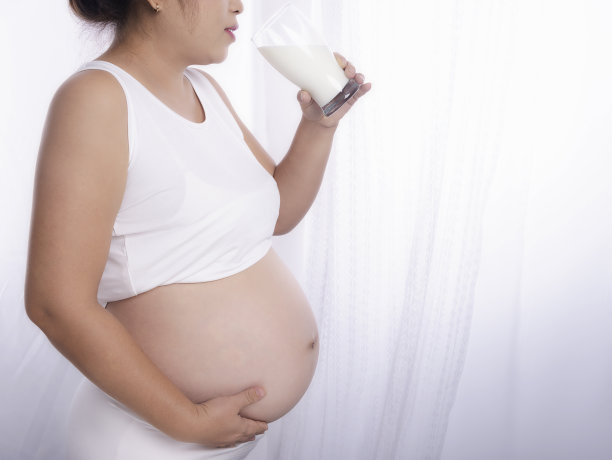 孕妇喝牛奶呵护健康图片下载