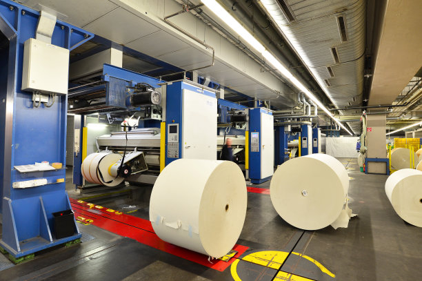 大型印刷车间的纸卷和胶印机，用于生产报纸和杂志图片下载