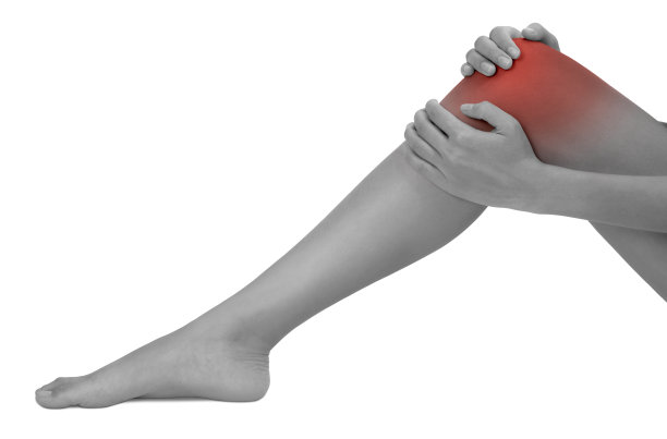 女人抱着她美丽健康的长腿按摩膝盖疼痛区黑白颜色，红色突出，孤立在白色背景。图片下载