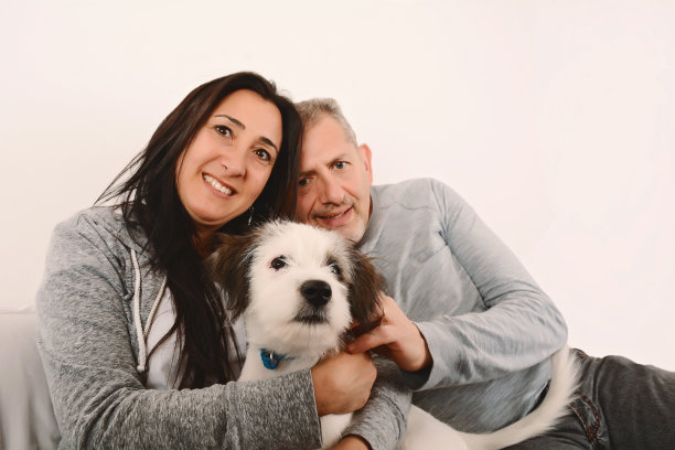 幸福的中年夫妇和小狗狗图片下载