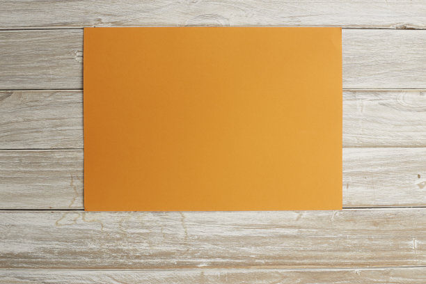 旧白木上的橙色纸图片下载