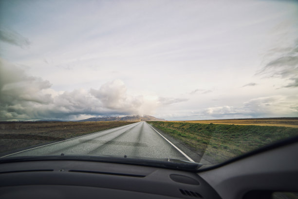 风景优美的冰岛空路，透过挡风玻璃看图片下载