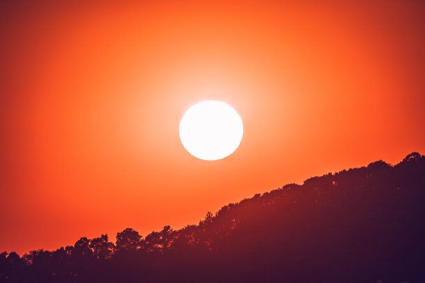 山上的红天初升的太阳。图片下载